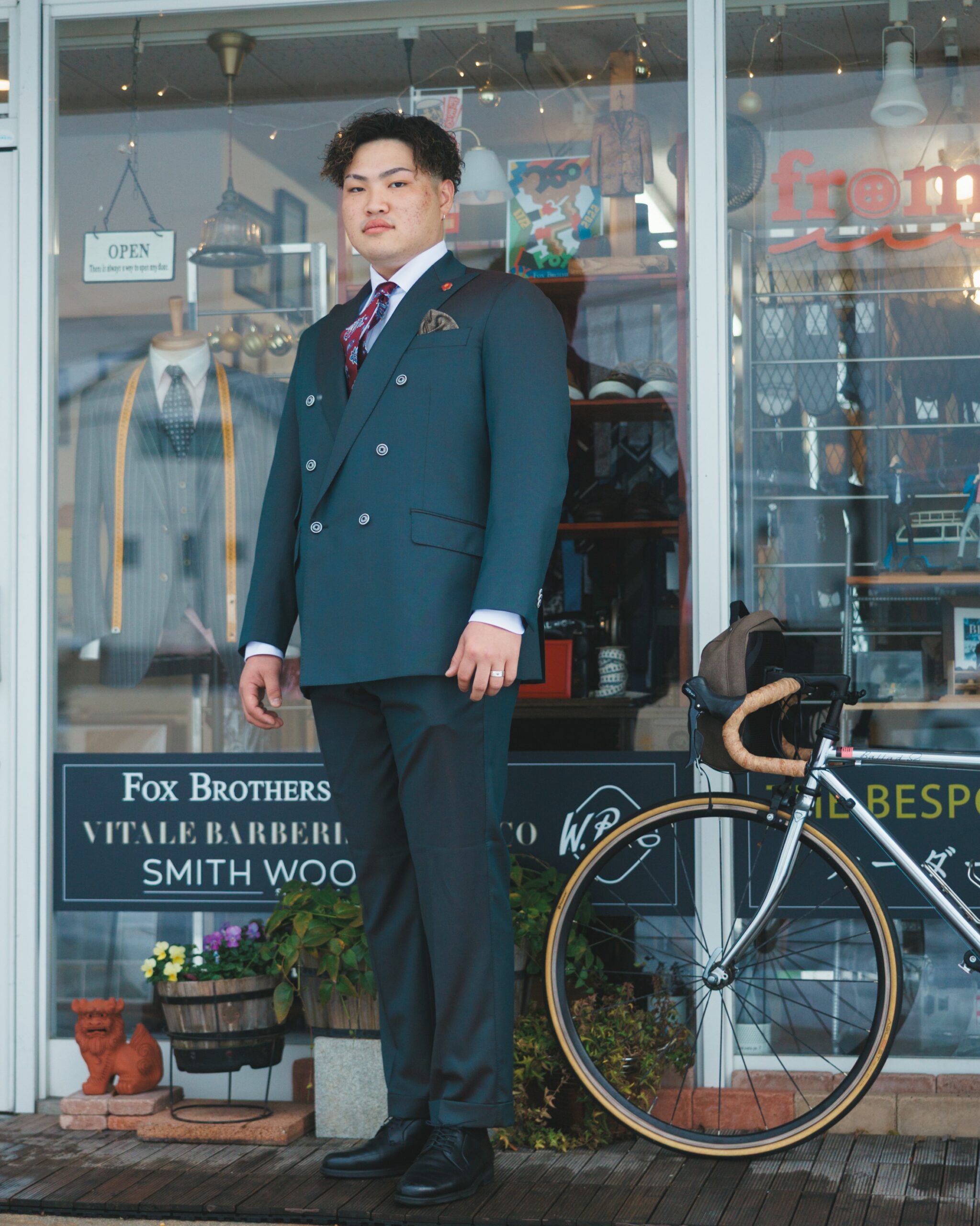 グリーン系のダブルブレストスーツを着た男性